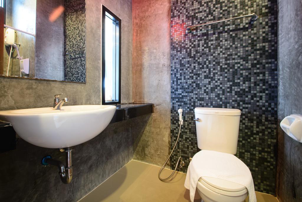 Ocean12 Chic Hotel Phuket Exterior foto